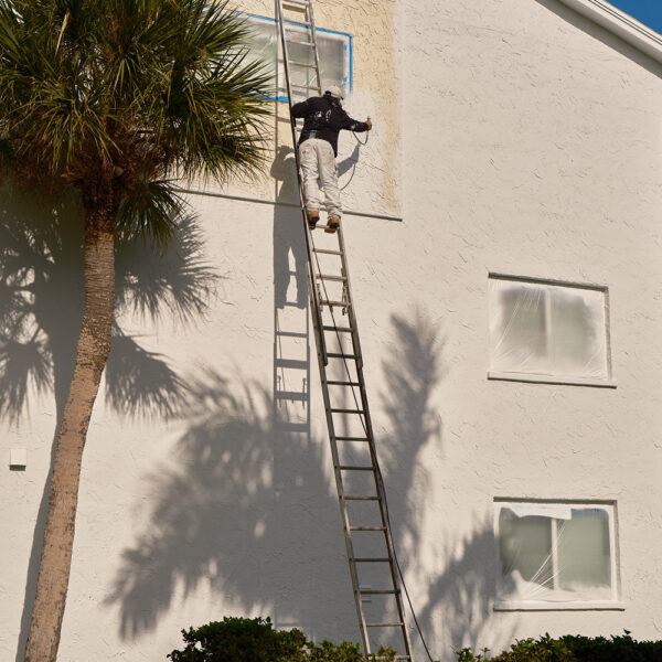 Titan Impact X 540I Action Shot4_Spraying Exterior 2